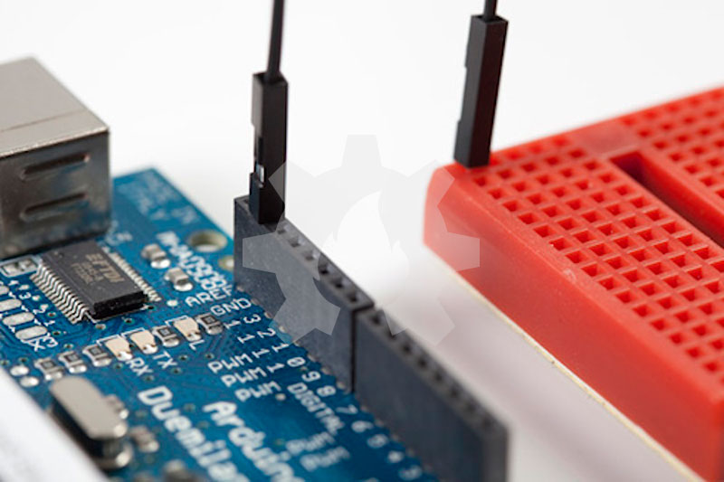 Gambar 12. Menghubungkan pin Ground Arduino ke dalam lubang Mini Breadboard